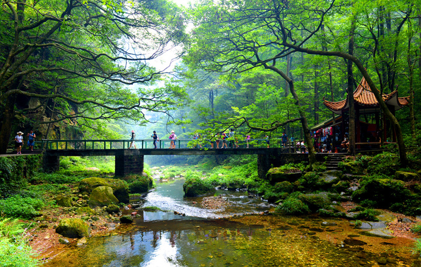 因途径"张家界十大绝景"之一的金鞭岩而得名