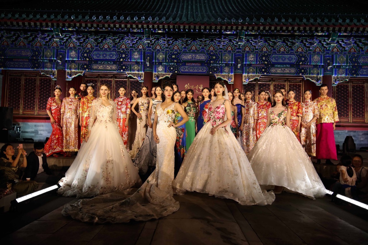 西方婚纱文化_中西方文化差异图片(3)