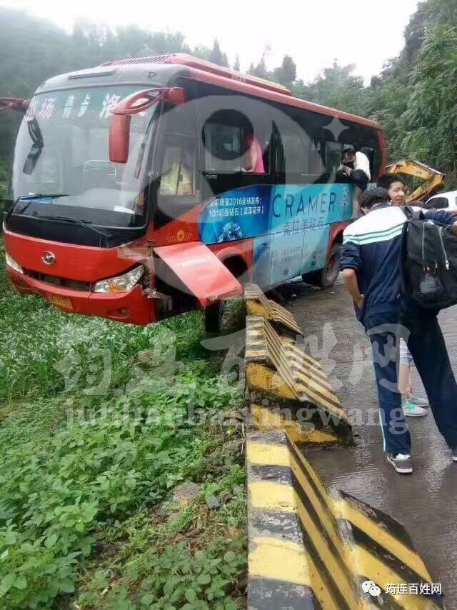 惊险万分！宜宾一班车悬在防护石墩上，落下去后果不堪设想！