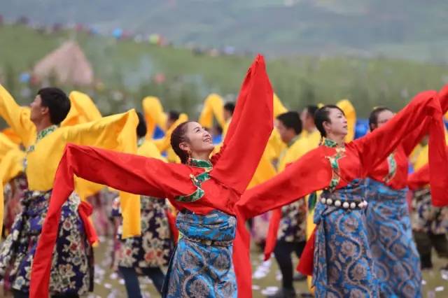 锅庄,一首首动人的歌谣,把幸福生活歌唱,一声声扎西德勒,祝福幸福吉祥