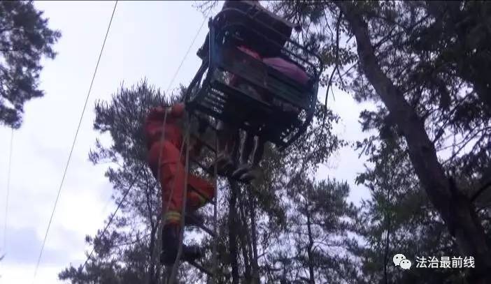 桂林尧山缆车遭雷击停运 62人被悬在几十米高空