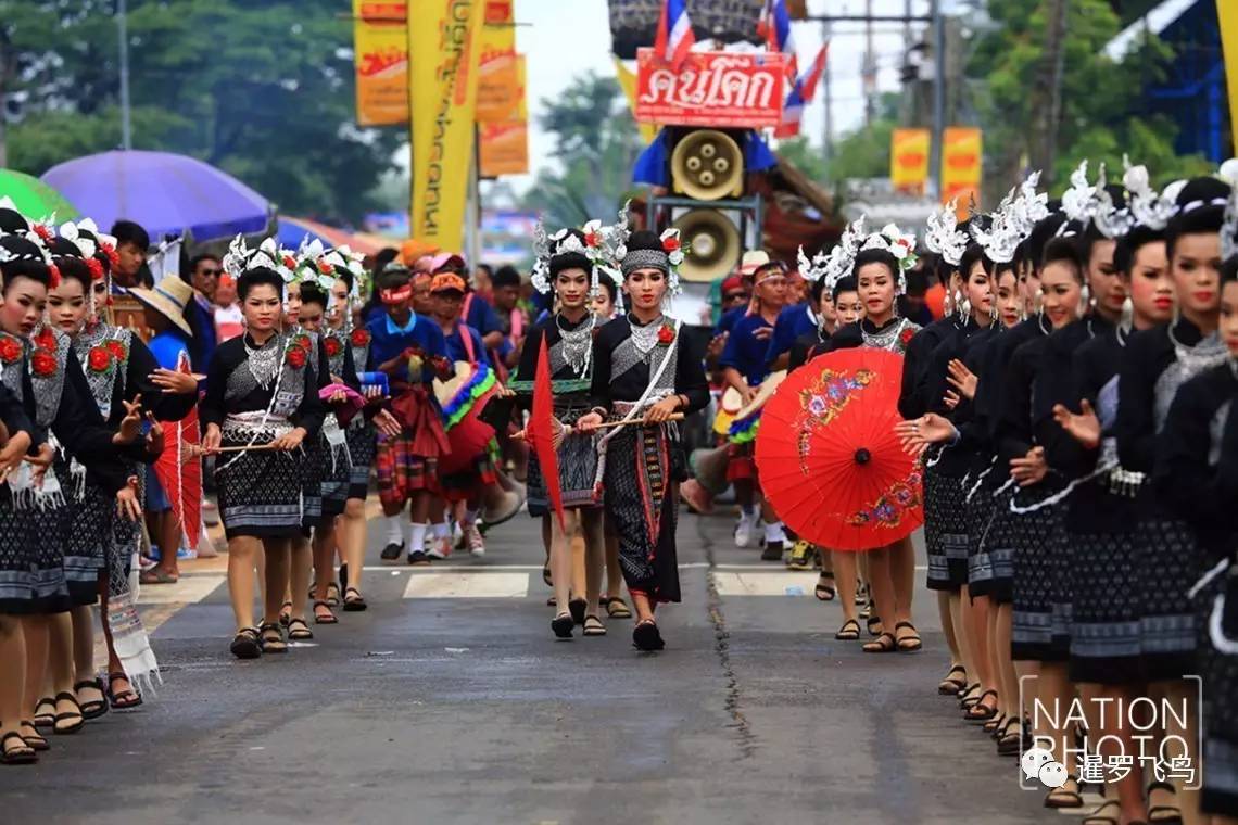 泰国火箭节花车游行上,男女"天神"共骑"白马".