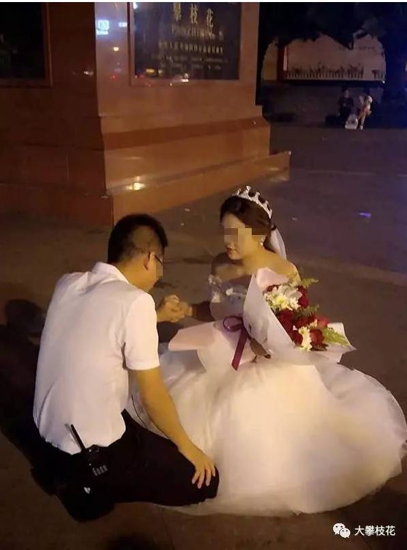 男子穿婚纱街头向小伙求婚遭拒_求婚图片动漫