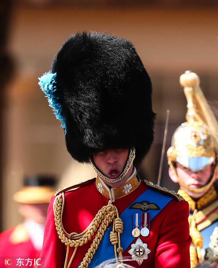 为女王生日祝寿!威廉王子戴黑色熊皮帽排练阅兵