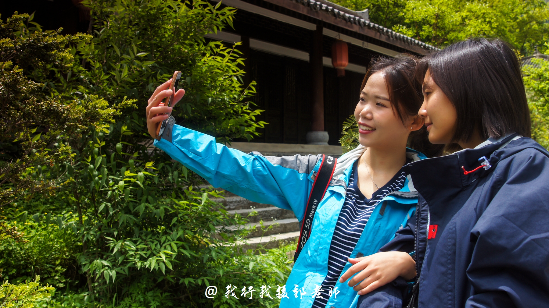 从这琴,鼓处的大门出天燕景区,但用琴和鼓的造型来装饰,其义还是留给