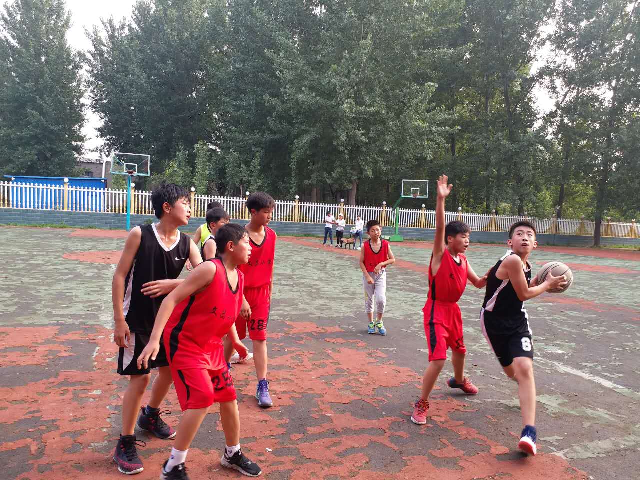 周口市文昌小学成功举办篮球友谊赛