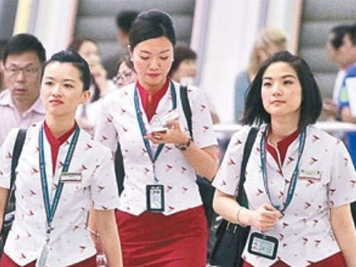 香港国泰航空空姐拒挂中文名牌 称 不讨好内地