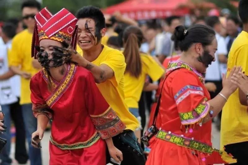 特别安排普者黑大型节日【花脸节】,又称抹黑节 普者黑花脸节 是云南