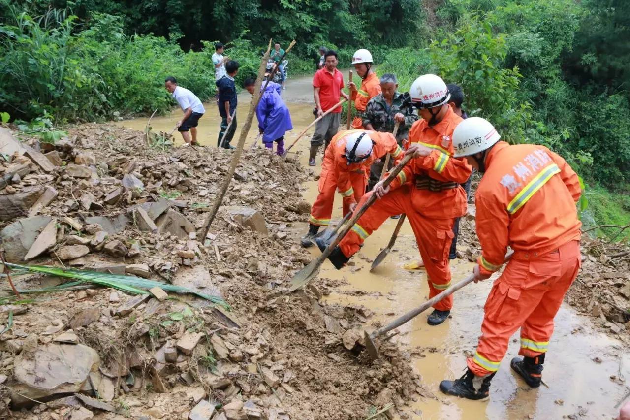 (消防官兵在抢险救援.