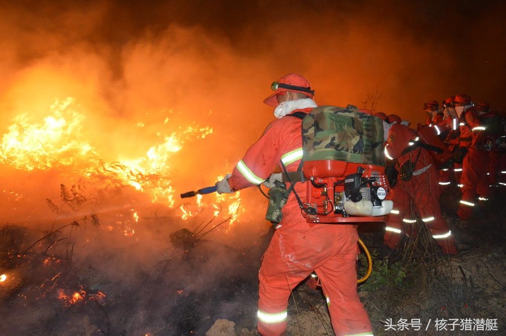 森林武警总队灭山火.