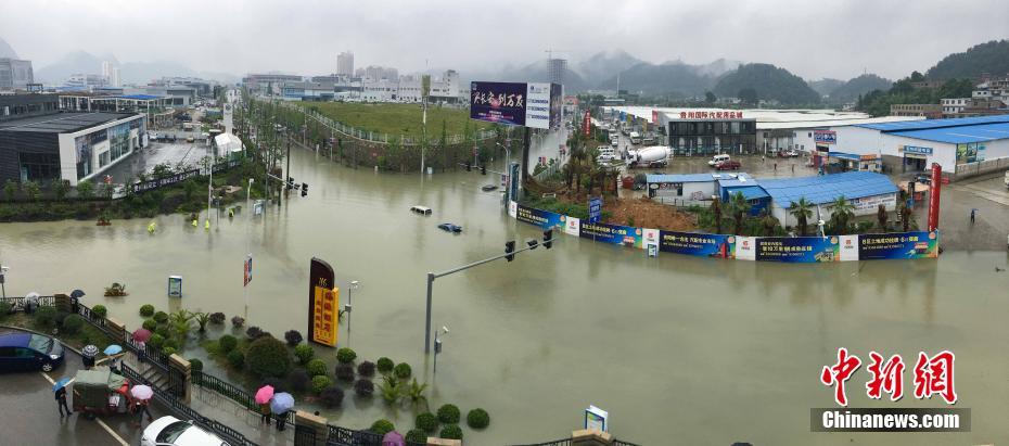 6月12日,贵阳市孟关汽车贸易城附近道路积水严重,车辆被淹.