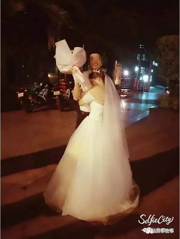 女子穿婚纱向男子求婚_50岁大爷穿婚纱求婚