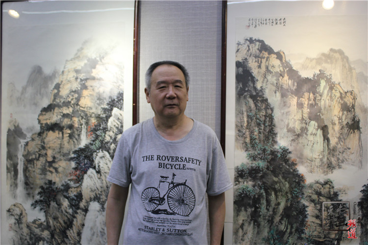 张寿庠在画展现场张礼军在画展现场安玉凯在画展现场