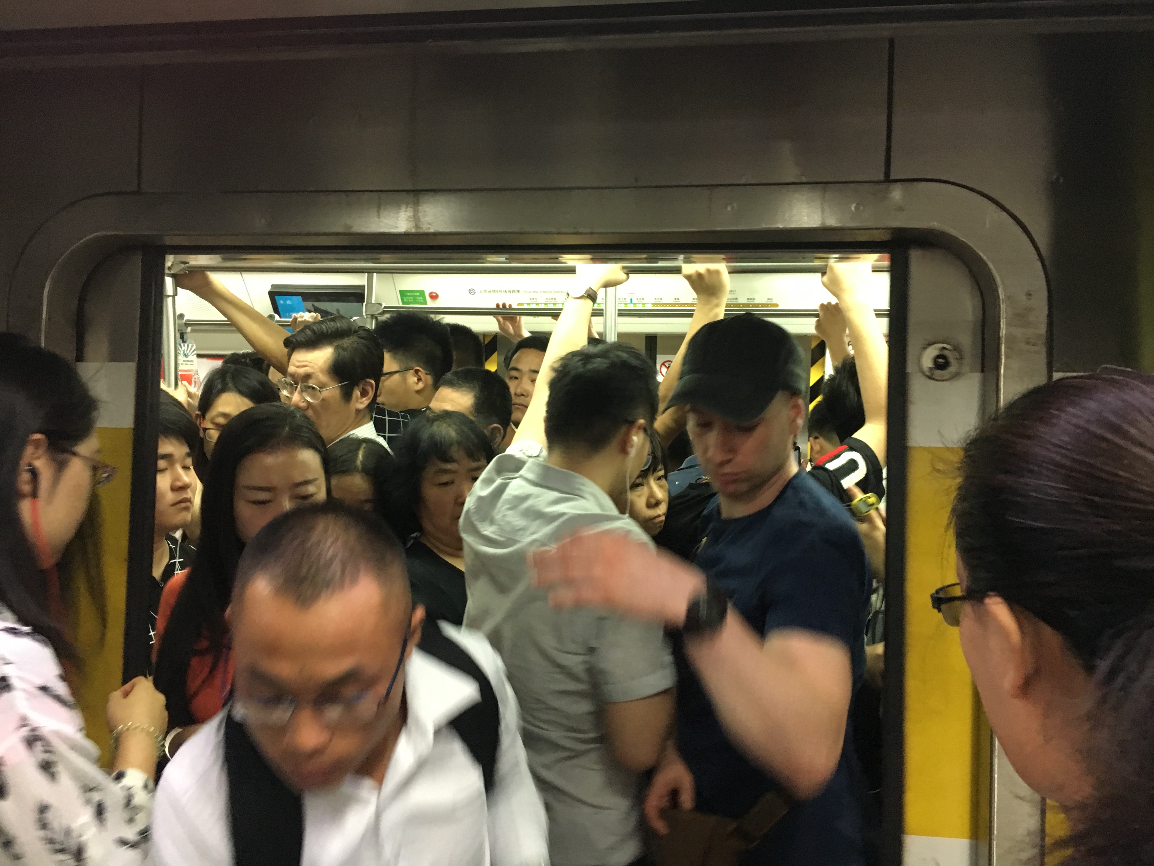 实拍伦敦地铁高峰期:原来比北京还挤!