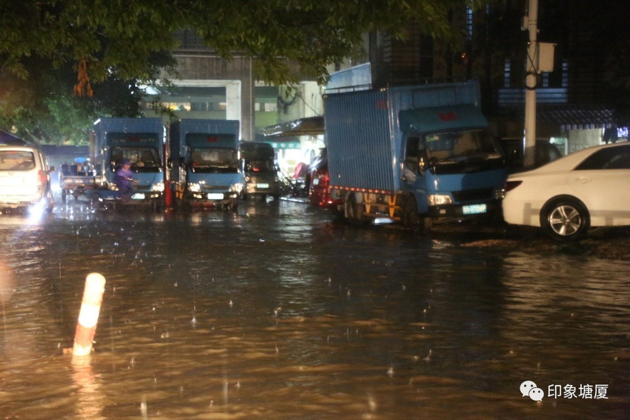 台风过境后的暴雨让东浦市场附近路段水浸