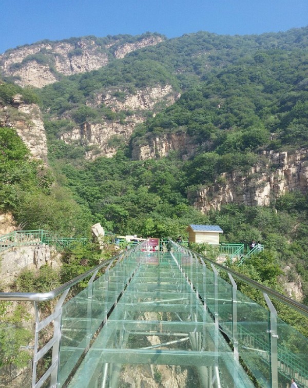 旅游 正文  天津蓟州区九山顶玻璃栈道 位于蓟州区九山顶风景区里面的