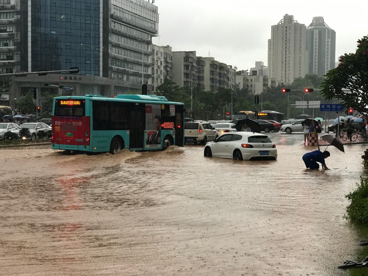 "苗柏"走了,暴雨渐小!从昨晚忙到现在的ta们,还在继续守护你