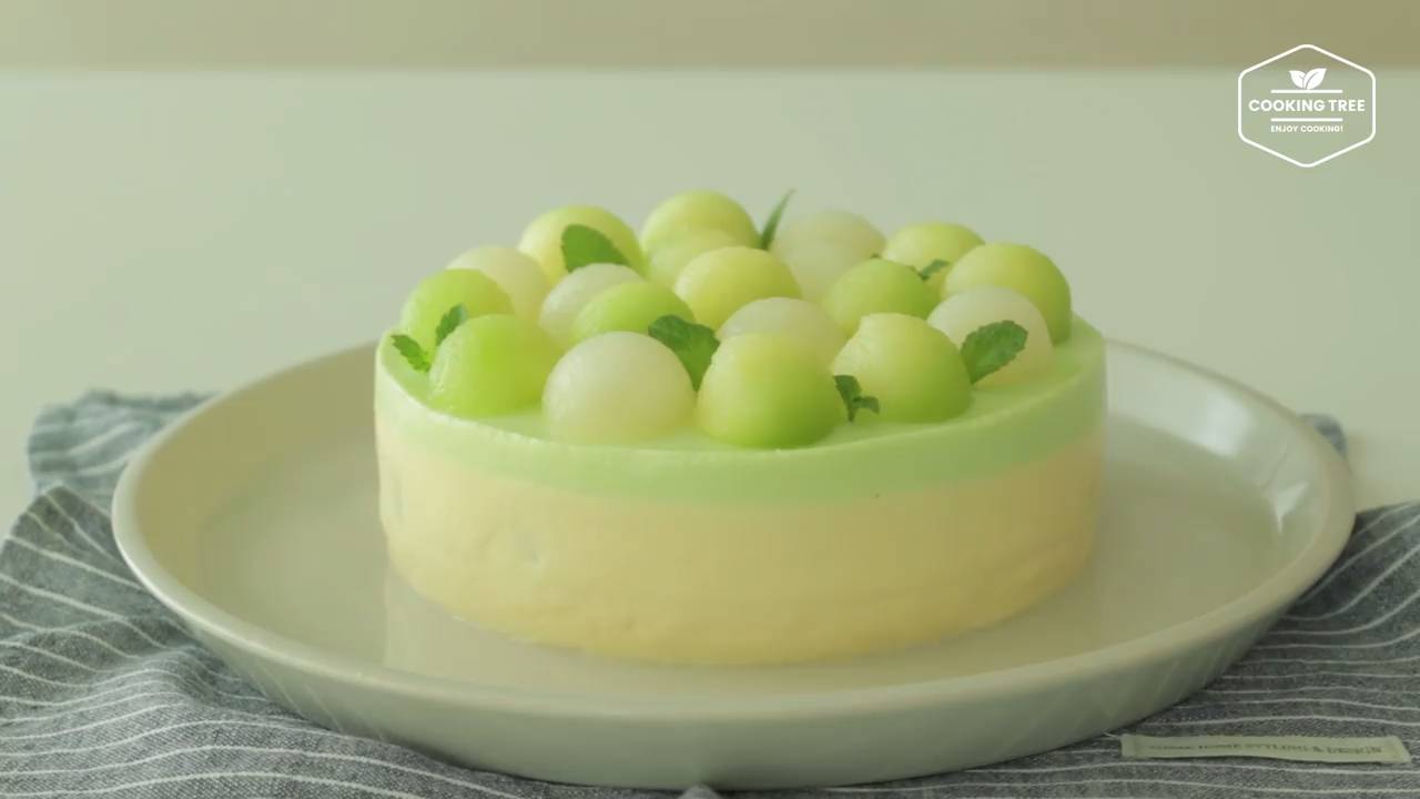 浅绿色的蛋糕颜值极高,而且视觉上也有清爽的感觉~一叉子戳下去,冰凉