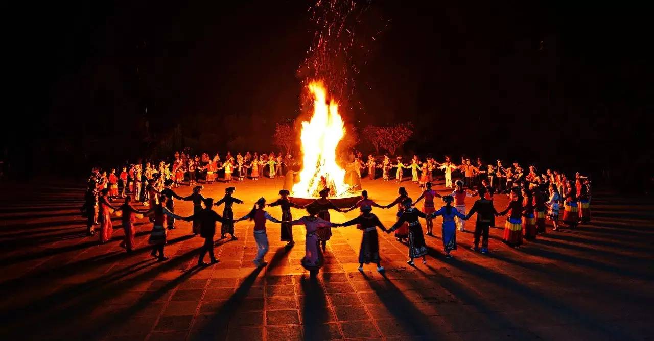 漂流活动结束后,彝族特色的篝火晚会,让你体验不一样的彝族风情