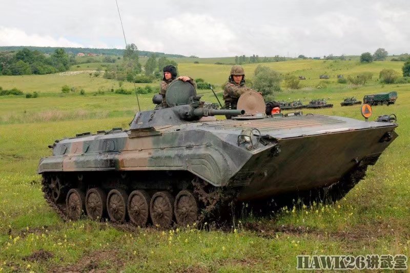 但看场面一点都不贵族,苏联制造的bmp-1步兵战车依旧充当主力角色