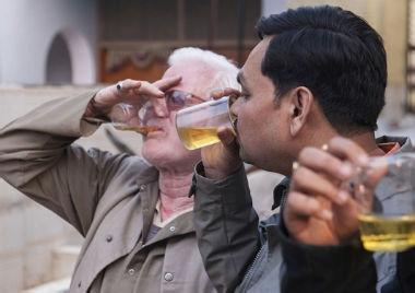 印度人最强悍的就是喝牛尿.这样独特的饮料被他们成为最神圣的水.