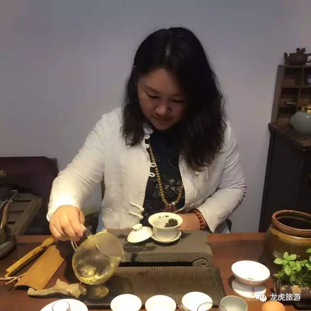 老板娘几十年来不忘初心,用莲花打造出一个茶空间