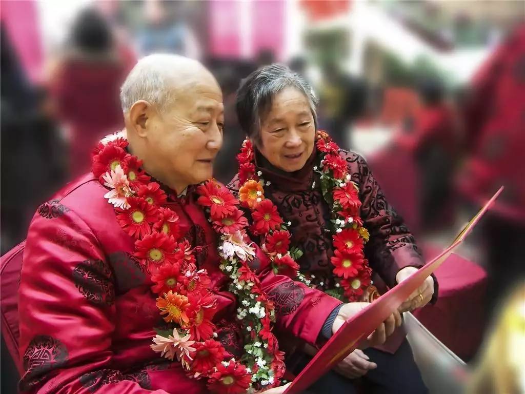 新婚伊始,执手共度人生,50年为金婚,55年为翡翠婚,60年为钻石婚,60年