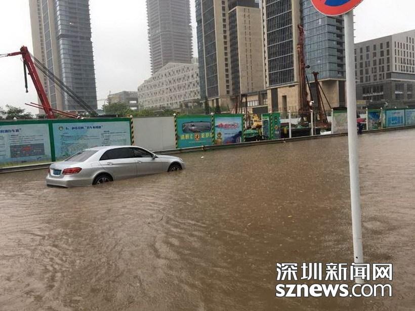 深圳大暴雨致地铁站被淹 道路积水严重(组图)