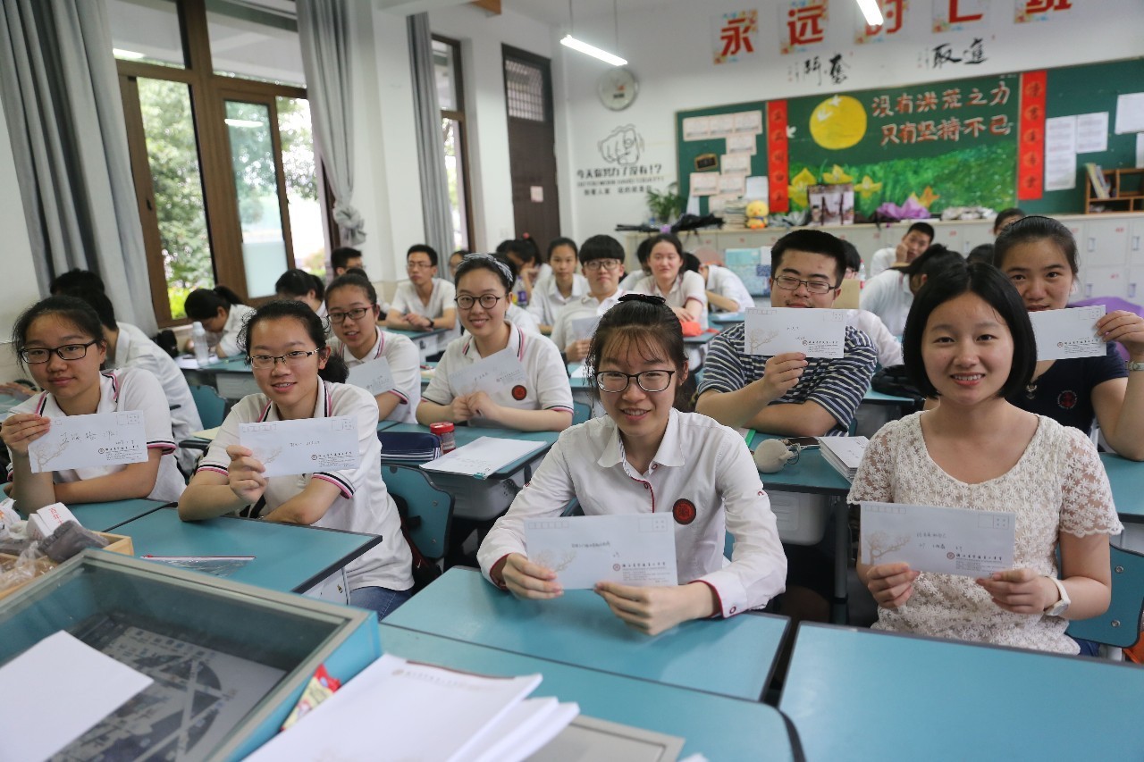 【图说】拥抱,勉励,彩跑…毕业季,宁波二中的师生们干了这几件事