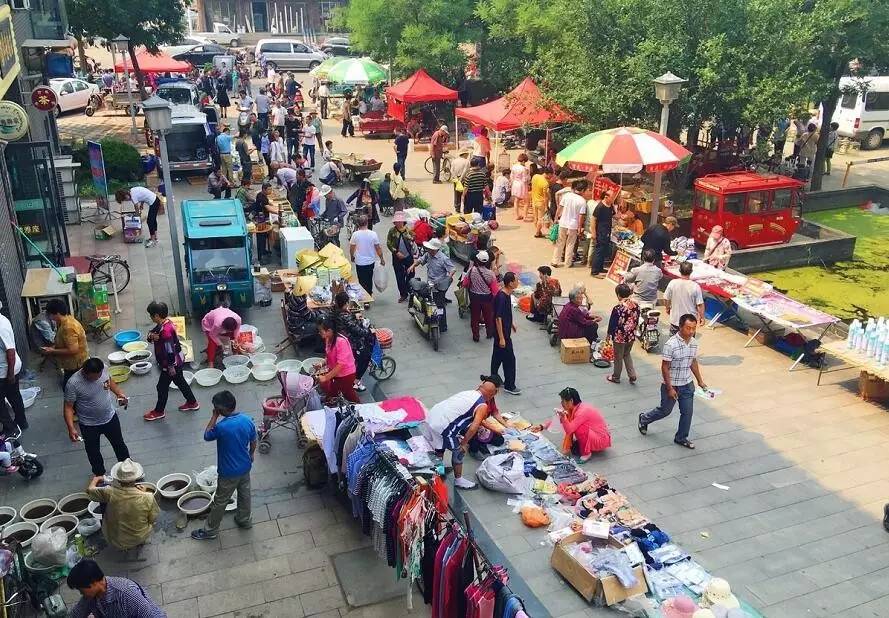 了花鸟鱼虫和古玩等专业市场摊点近500个,吸引了来自济南,天津,青州