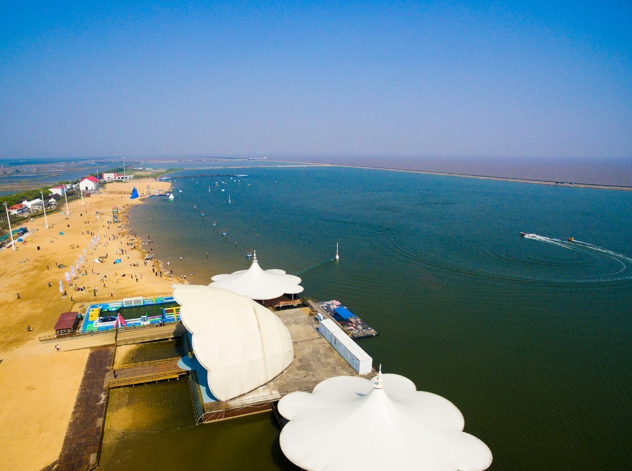 碧海金沙地处奉贤区海湾旅游区,拥有水域面积65万平方米,8万平方米的