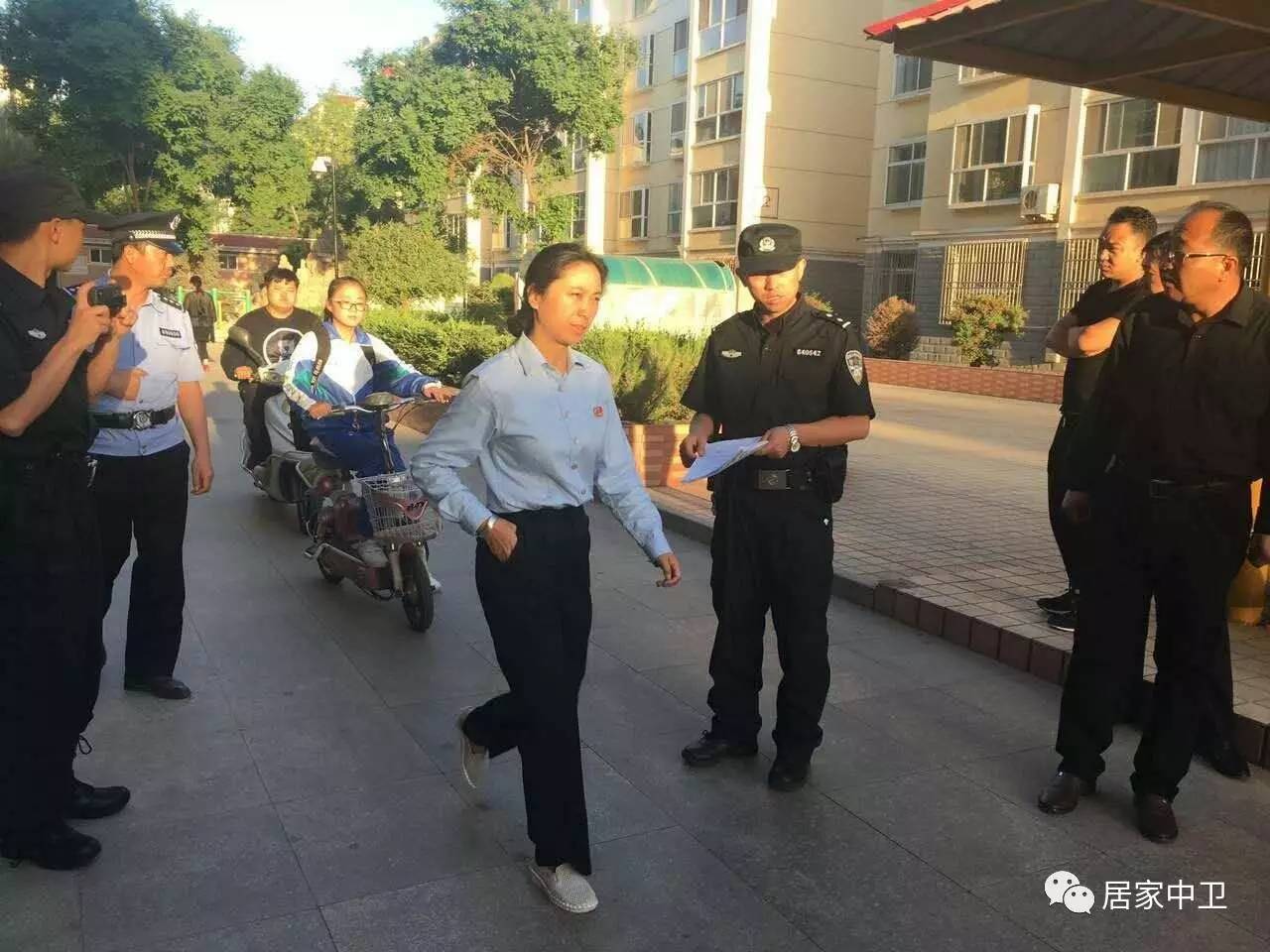 中心,该院党组书记,院长尹效恩和分管执行副院长郝正智紧盯电子显示屏