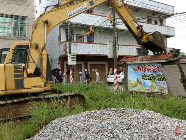 【创文简讯】仙城镇东浮山村冒雨拆违 营造良好村居环境