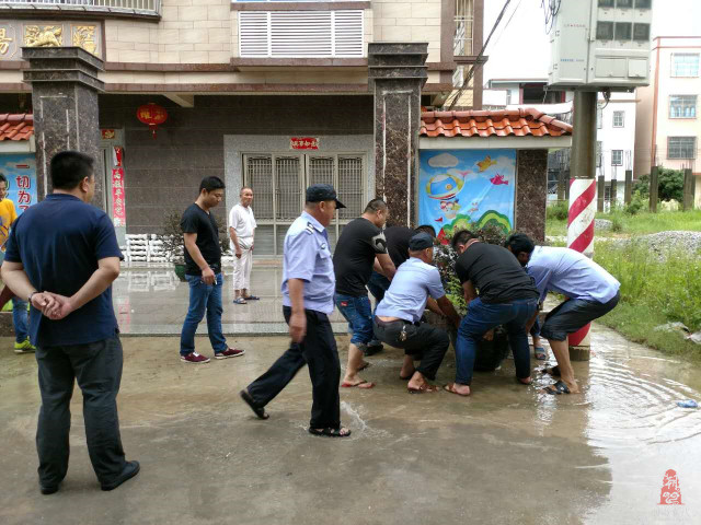 【创文简讯】仙城镇东浮山村冒雨拆违 营造良好村居环境