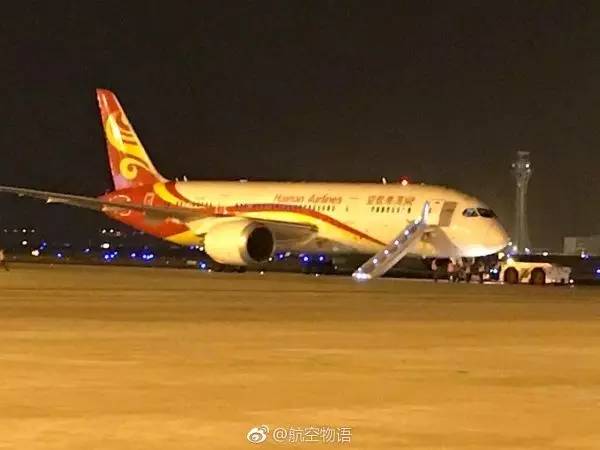 2017年4月18日,海南航空一架波音787在重庆机场意外释放前右登机门