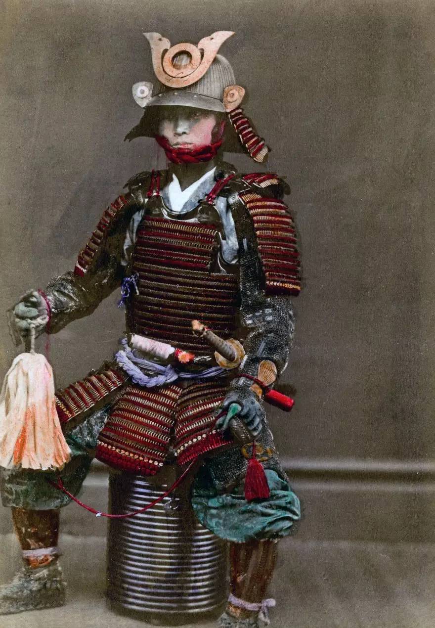 日本武士必须要绑发髻.明治维新后武士们可以散发了.