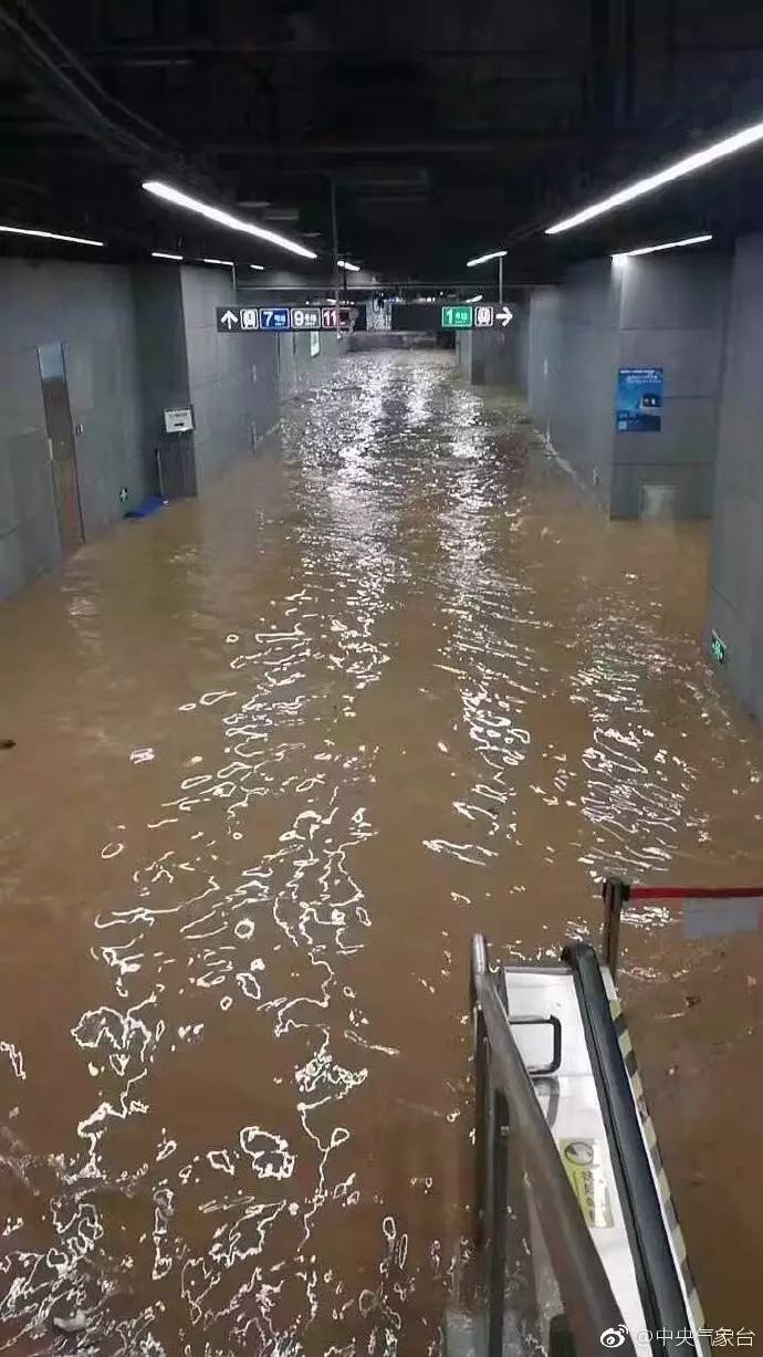 水淹深圳地铁站广东这些地方大暴雨特大暴雨城市内涝咋自救