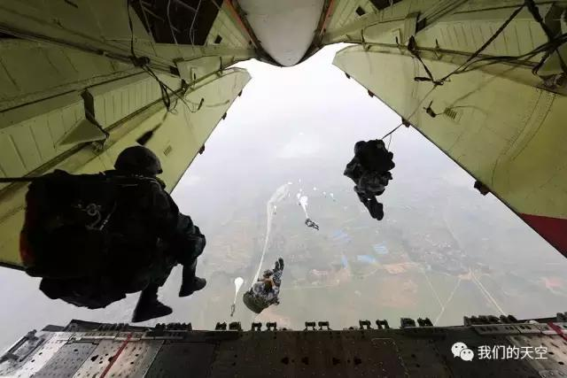 空军空降兵某旅三门四路跳伞锤炼集群空降能力