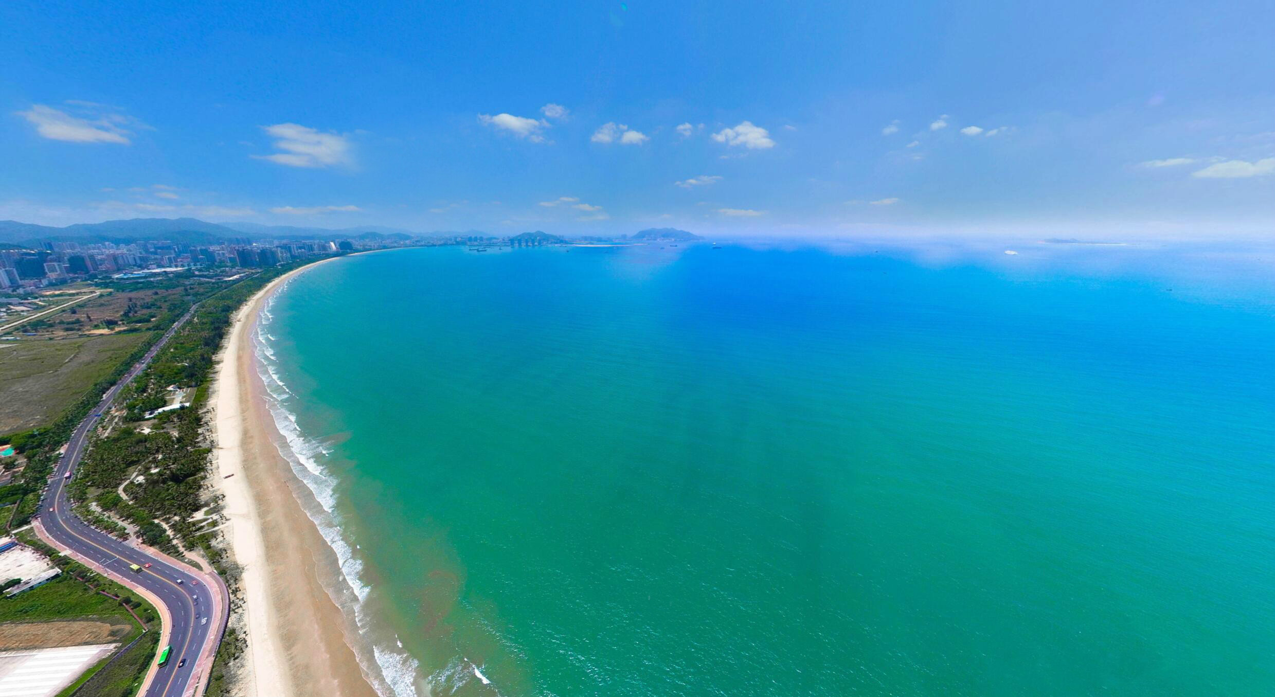 三亚湾:这里是看海最佳胜地,很长很长的沙滩,隔开两边,一面是海,一面