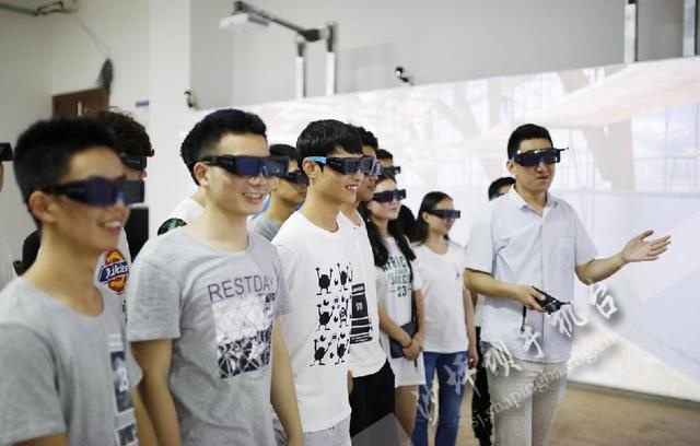 沙坪坝高校新课堂:VR教学设备让学生身临