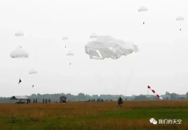 空军空降兵某旅"三门四路"跳伞锤炼集群空降能力