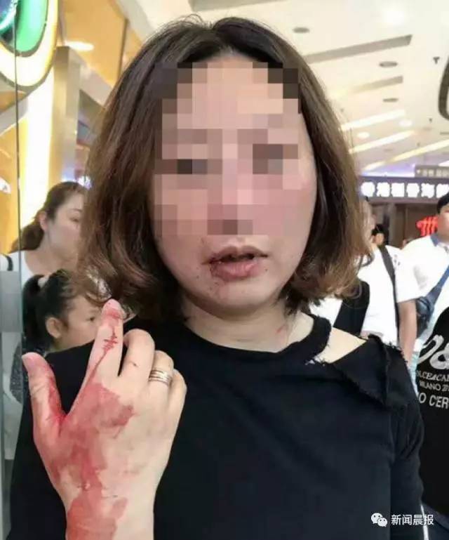 战斗值爆表上海女子游戏厅内用拳头猛击被打女脸部数十拳孩子就在边上