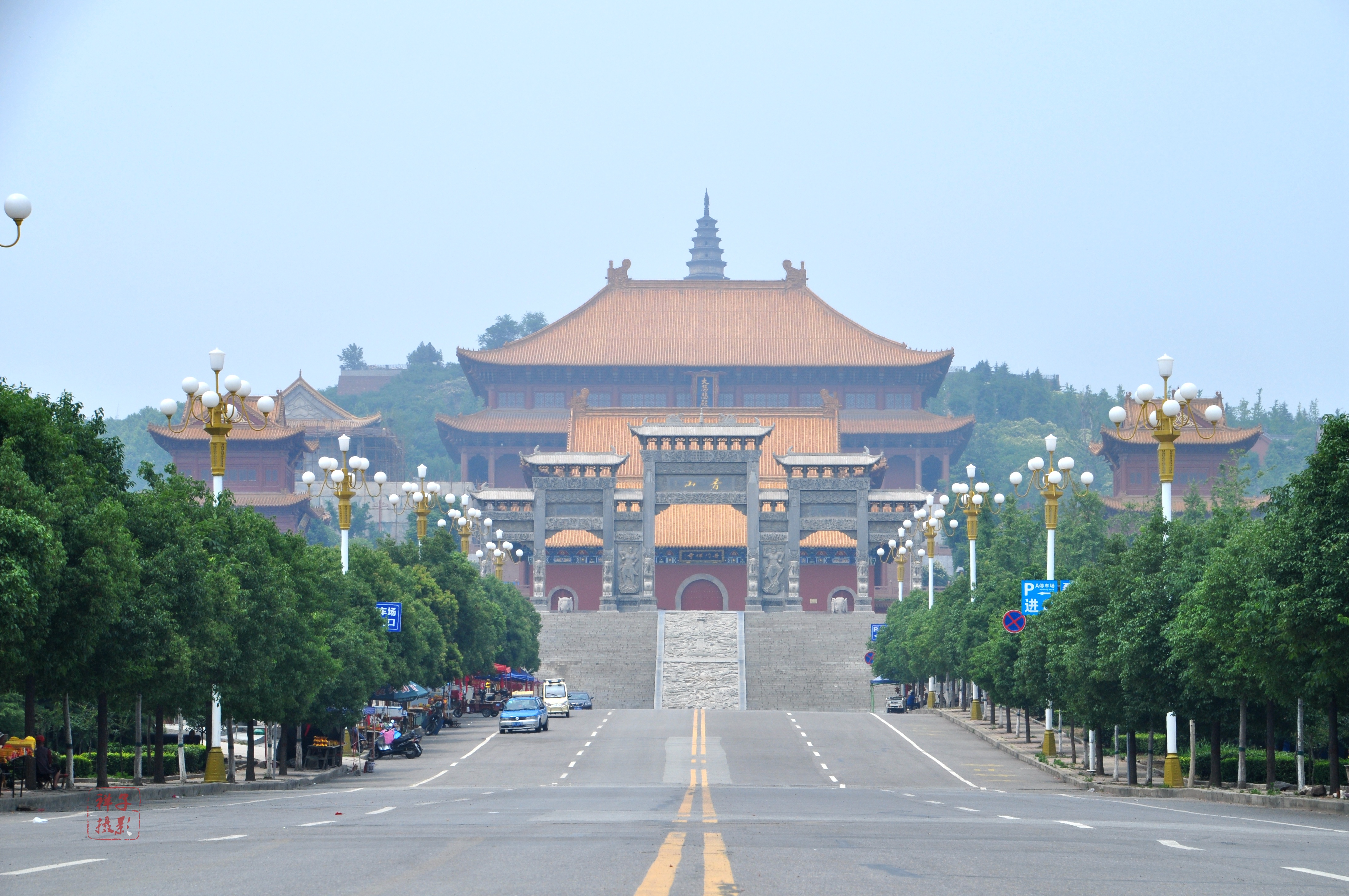 白雀寺是观音菩萨的出家地,香山寺是观音菩萨的得道地.