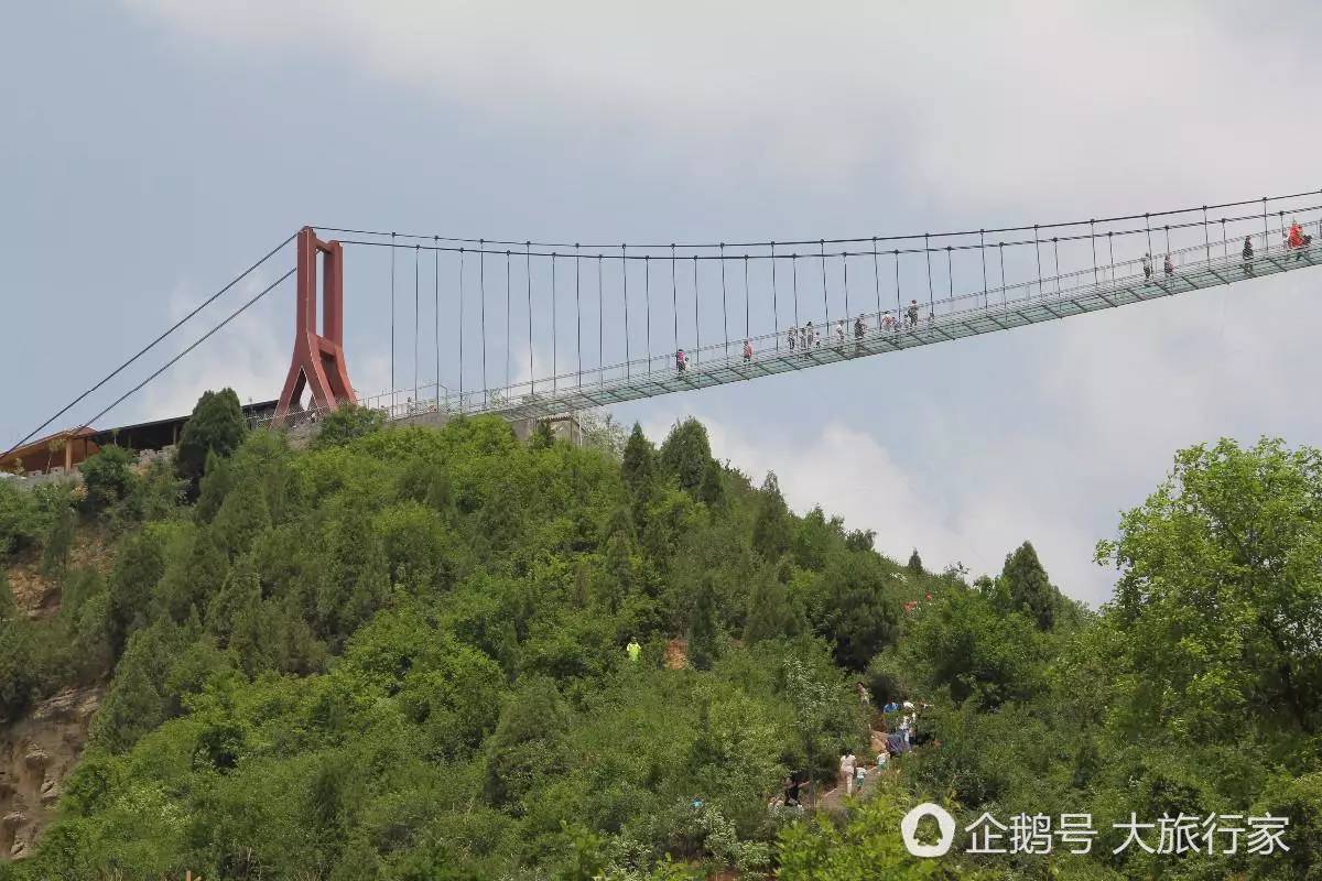 位于铜川,横跨两座山峰的玻璃桥很是引人瞩目,远远望去宛若一条白色