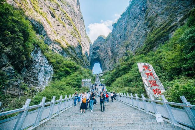 去张家界旅游,一定好看的景点有哪些 单请导游