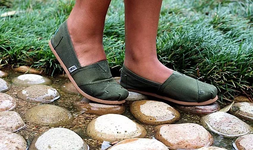 布 鞋 防 水 小编很喜欢穿布鞋,透气又轻便,太适合夏天了,但有个缺点