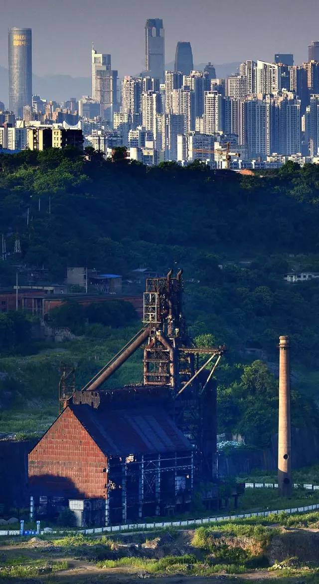 山凹下的重钢遗址,给这座城市留下了一段传说和记忆