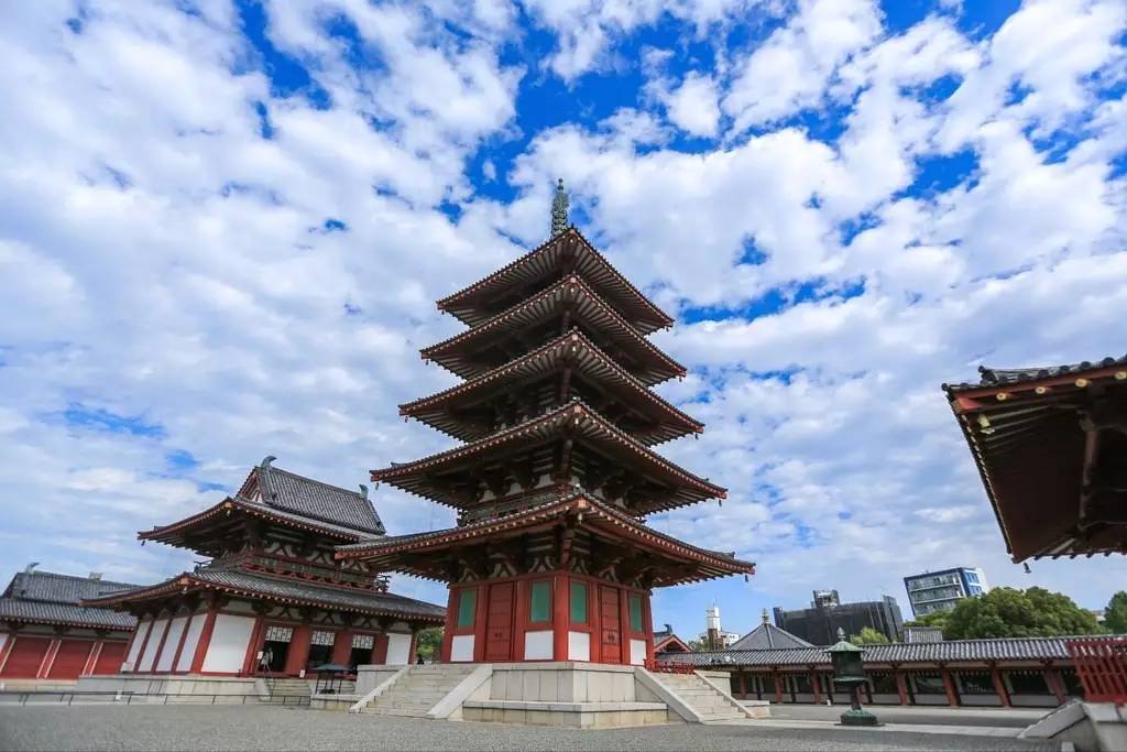 四天王寺是日本最古老的建筑群落之一,相传由将佛教引入日本的圣德