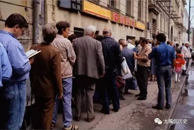 实拍80年代苏联人抢购面包火爆现场老照片