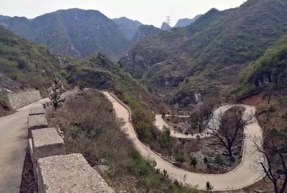 石板路大滩村最美的是梯田,梨花,老屋和石板路.小山村宁静而安逸.